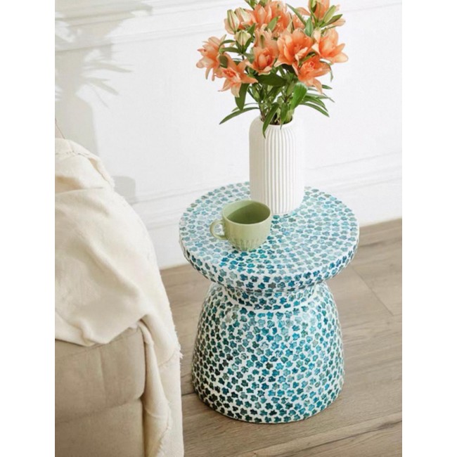 طاوله جانبيه مطعمه بشرائح صدف الطبيعي بتنظيم هندسي جميل 7796