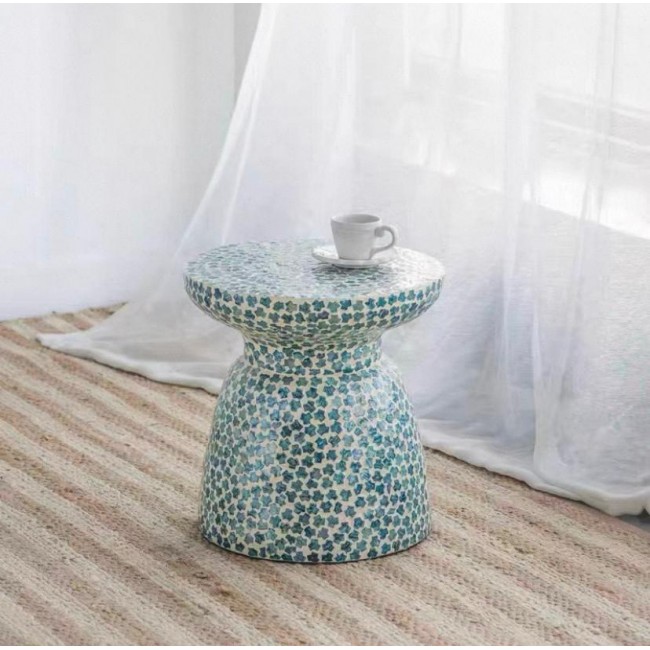 طاوله جانبيه مطعمه بشرائح صدف الطبيعي بتنظيم هندسي جميل 7796