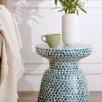 طاوله جانبيه مطعمه بشرائح صدف الطبيعي بتنظيم هندسي جميل 7796