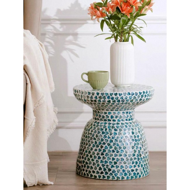 طاوله جانبيه مطعمه بشرائح صدف الطبيعي بتنظيم هندسي جميل 7796