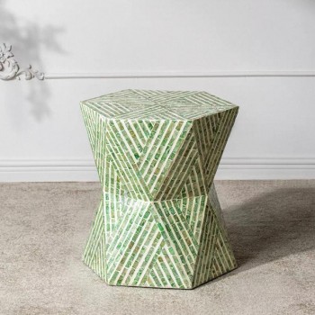 طاوله جانبيه بتصميم هندسي مطعم برقائق طبيعيه فاخره 7833