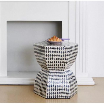 طاوله جانبيه بشكل هندسي مطعم برقائق الصدف الطبيعي باللونين الاسود والابيض 7818