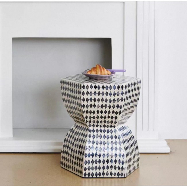 طاوله جانبيه بشكل هندسي مطعم برقائق الصدف الطبيعي باللونين الاسود والابيض 7818