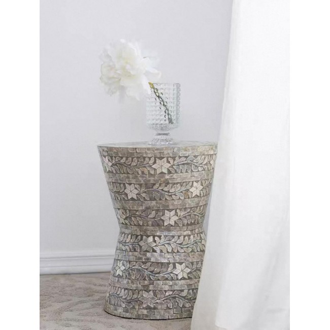 طاوله جانبيه مستديره مطعمه بصدف طبيعي بتصميم الورود أنيقه 7832