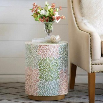 طاوله جانبيه مستديره مطعمه بقطع من رقائق الصدف الطبيعي الفاخر 7803