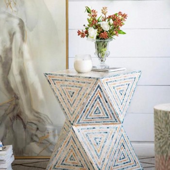 طاوله جانبيه هندسيه مطعمه برقائق صدف طبيعيه 7804