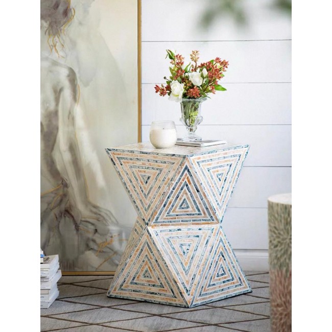 طاوله جانبيه هندسيه مطعمه برقائق صدف طبيعيه 7804