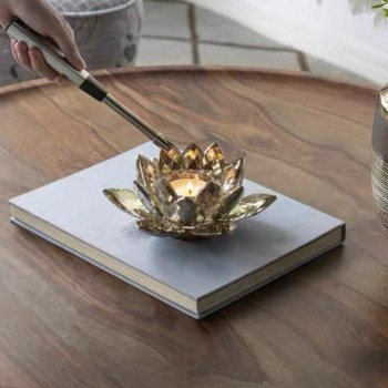 شمعدان كريستال بتصميم بتلات الورد 7846