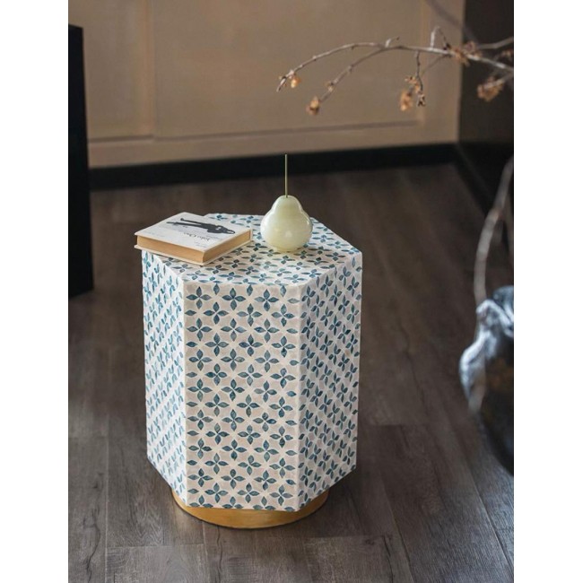 طاوله جانبيه بشكل هندسي مطعم بصدف طبيعي 8011