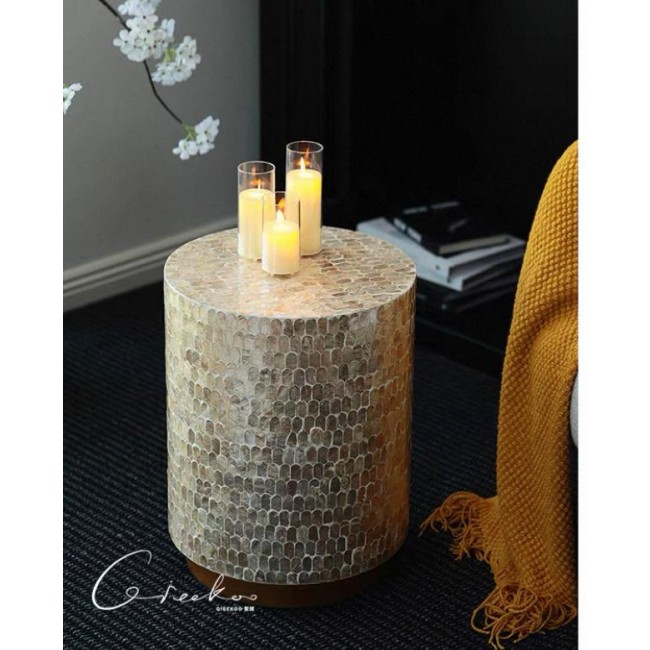 طاوله جانبيه مستديره مطعمه بقطع من الصدف الطبيعي 8008