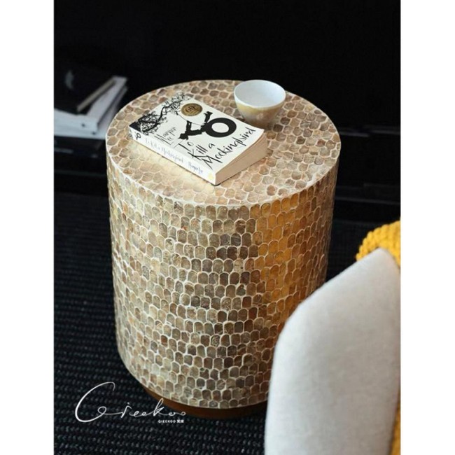 طاوله جانبيه مستديره مطعمه بقطع من الصدف الطبيعي 8008