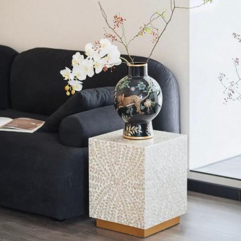 طاوله جانبيه مربعه مطعمه بصدف طبيعي 8015