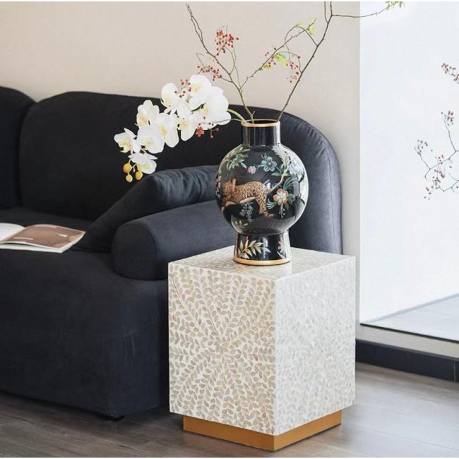 طاوله جانبيه مربعه مطعمه بصدف طبيعي 8015