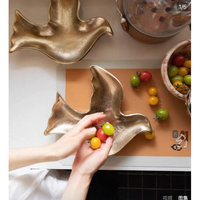 صحن معدن ذهبي بتصميم طير 8054