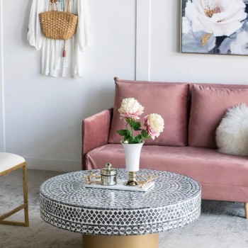 طاولة دائرية منخفضة بسطح مزخرف بنقوش هندسية أنيقة باللونين الأبيض والأسود من رقائق الصدف الطبيعي 7869