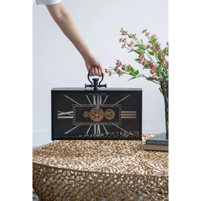 ساعه حديديه قديمه ذات طابع أوربي 7873