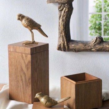 علبه بغطاء خشبي مطعم بالمعدن المشغول يدويا متوفر الحجمين L8087