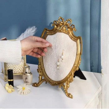 برواز ذهبي كلاسيك مبطن بقماش الدانتيل 9120