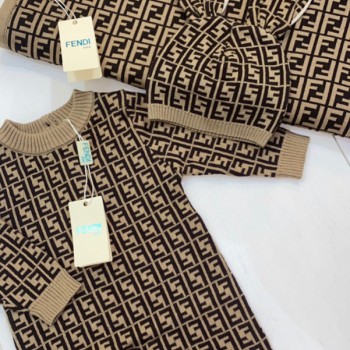 طقم لباس و ملف أطفال 