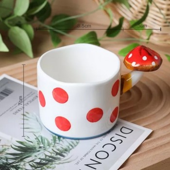 كوب بتصميم الفطر