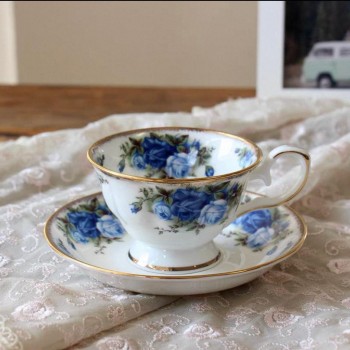 فنجان قهوه وصحن سيراميك بنقشة ورد زرقاء فاخر 8530