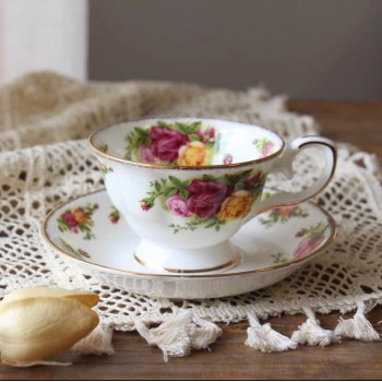 فنجان قهوه وصحن سيراميك برسمة ورود بتصميم أوربي L8529 فنجان قهوه وصحن سيراميك برسمة ورود بتصميم أوربي L8529